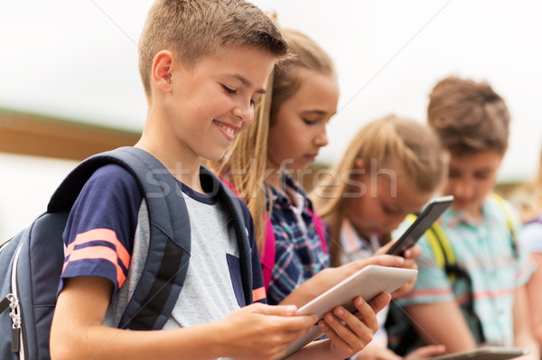 Groupe heureux école élémentaire élèves parler primaire [[stock_photo]] © dolgachov
