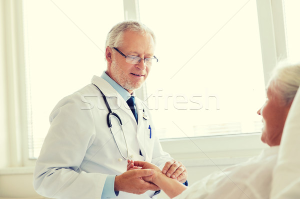Medic senior femeie puls spital medicină Imagine de stoc © dolgachov
