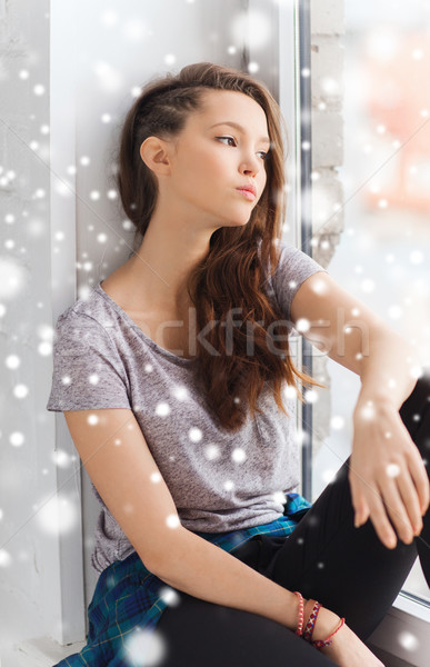 傷心 漂亮 十幾歲的女孩 坐在 窗台 人 商業照片 © dolgachov