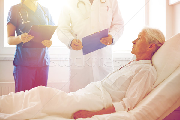 Médico enfermeira senior mulher hospital medicina Foto stock © dolgachov