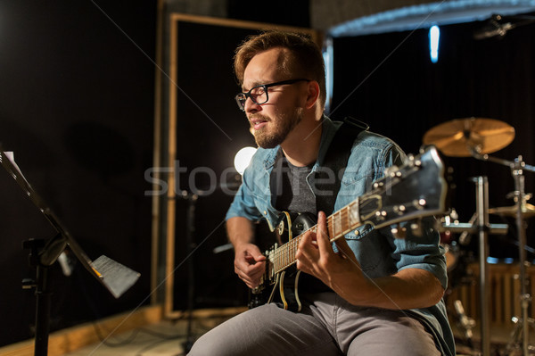 Uomo giocare chitarra studio prova musica Foto d'archivio © dolgachov