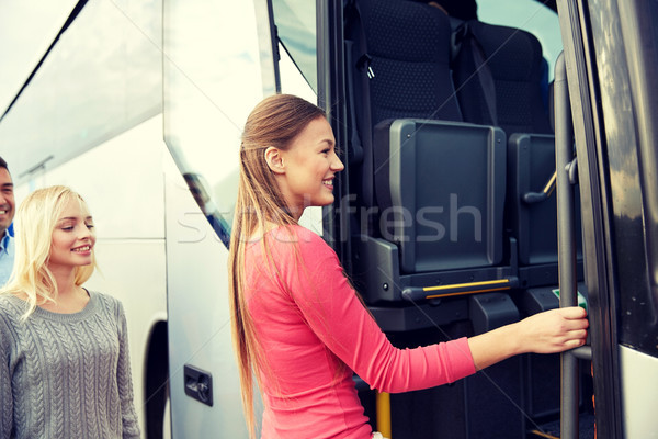 Groep gelukkig passagiers boarding reizen bus Stockfoto © dolgachov