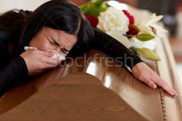 Femeie sicriu plâns înmormântare biserică oameni Imagine de stoc © dolgachov