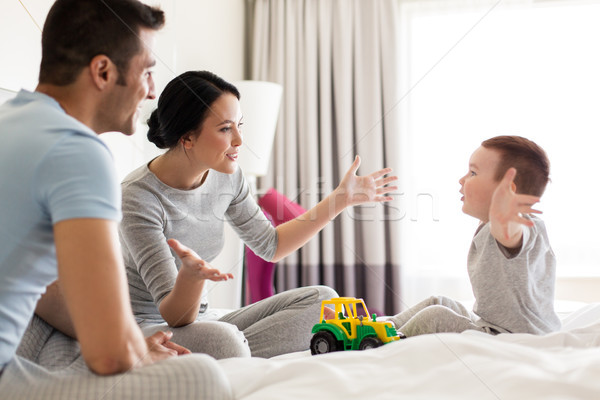 Gelukkig gezin bed home hotelkamer mensen familie Stockfoto © dolgachov
