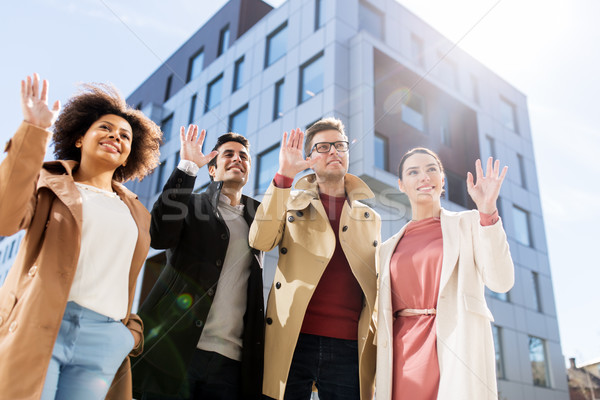 Internacional grupo de personas calle de la ciudad negocios gesto empresarial Foto stock © dolgachov