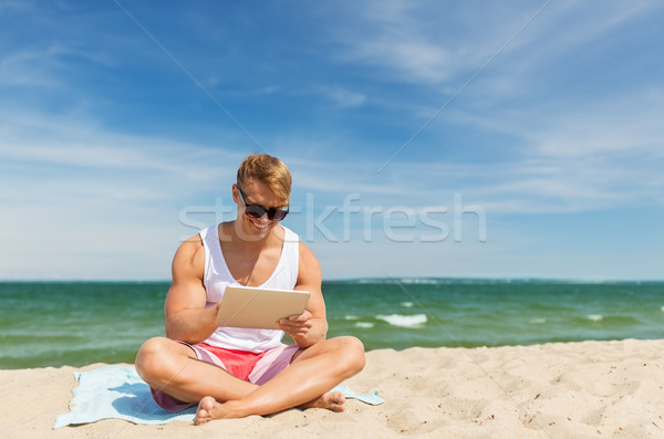 Szczęśliwy uśmiechnięty młody człowiek plaży lata Zdjęcia stock © dolgachov