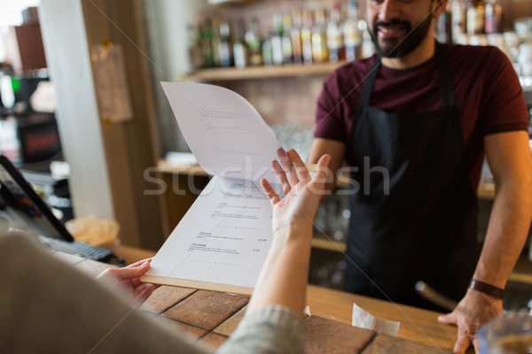 酒保 顧客 菜單 酒吧 小型企業 人 商業照片 © dolgachov