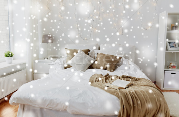 Sypialni bed christmas girlanda domu Zdjęcia stock © dolgachov