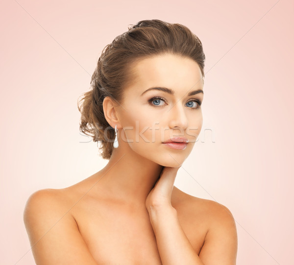 Mujer diamantes pendientes mujer hermosa vestido blanco boda Foto stock © dolgachov