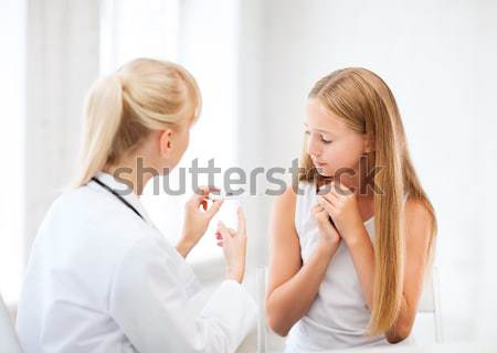 Orvos gyermek mér hőmérséklet egészségügy gyógyszer Stock fotó © dolgachov