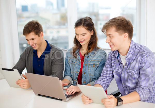 Drei lächelnd Studenten Laptop Bildung Stock foto © dolgachov