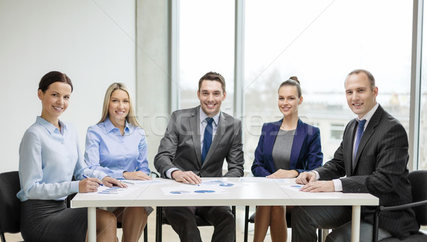 Glimlachend business team vergadering business kantoor glimlach Stockfoto © dolgachov