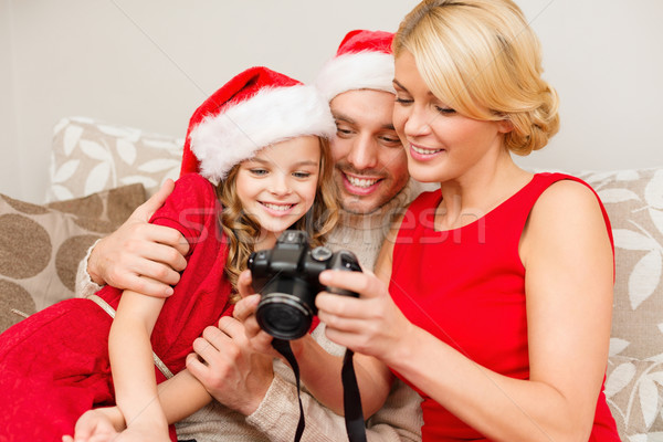 Famiglia helper guardando Natale Foto d'archivio © dolgachov