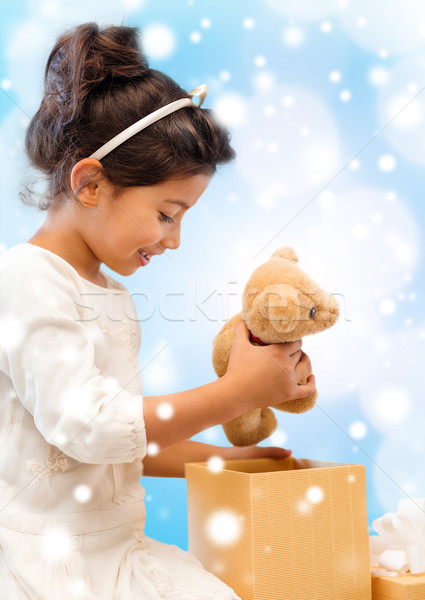 Stockfoto: Glimlachend · meisje · geschenkdoos · teddybeer · vakantie · christmas