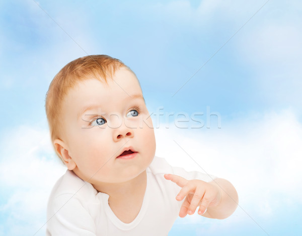 Nieuwsgierig baby naar kant kind Stockfoto © dolgachov