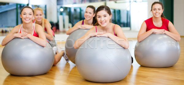 Grup de oameni pilates clasă fitness sportiv Imagine de stoc © dolgachov