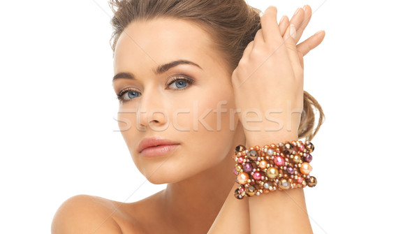 Foto d'archivio: Donna · indossare · bracciale · perline · bella · donna · mano