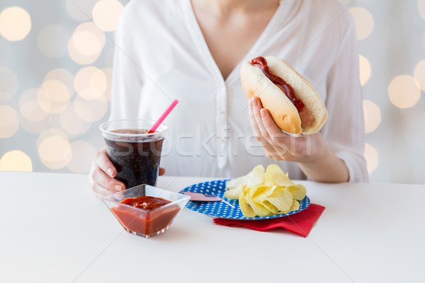 [[stock_photo]]: Femme · manger · hot · dog · Cola
