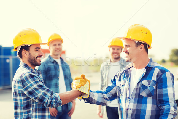 Foto stock: Grupo · sonriendo · constructores · apretón · de · manos · aire · libre · negocios