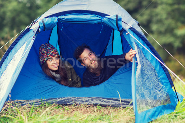 Foto d'archivio: Sorridere · Coppia · turisti · guardando · fuori · tenda