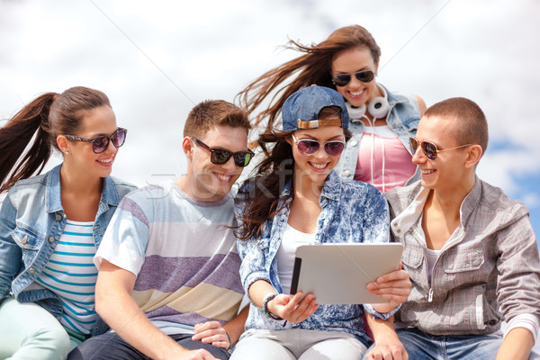 Grup gülen gençler bakıyor yaz Stok fotoğraf © dolgachov