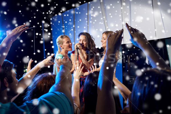 Fericit femeile tinere cântat karaoke club de noapte petrecere Imagine de stoc © dolgachov