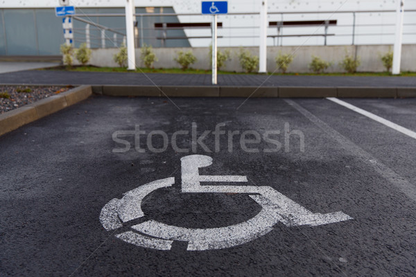 Autó parkolás jelzőtábla mozgássérült kint forgalom Stock fotó © dolgachov