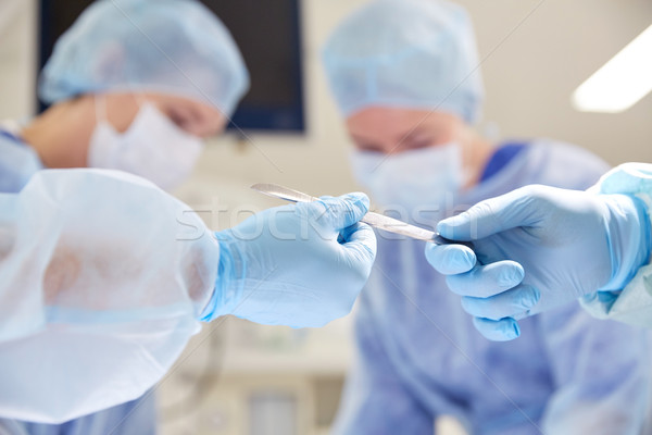 Hände Skalpell Betrieb Chirurgie Medizin Stock foto © dolgachov