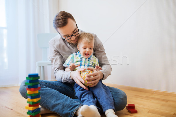 Stockfoto: Vader · zoon · spelen · bal · klei · home · familie