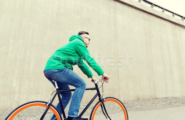 Szczęśliwy młodych człowiek jazda konna ustalony Zdjęcia stock © dolgachov