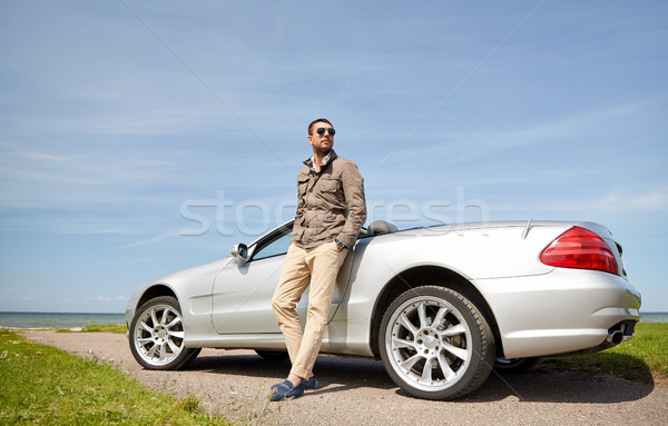 Om cabrioleta maşină în aer liber rutier excursie Imagine de stoc © dolgachov