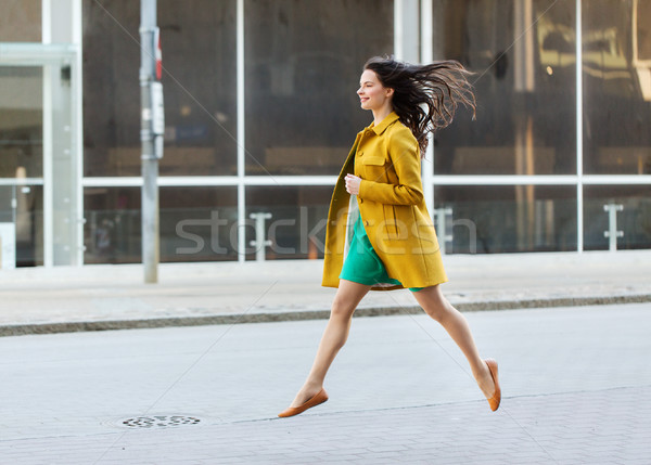 Szczęśliwy młoda kobieta ulicy miasta moda ludzi Zdjęcia stock © dolgachov