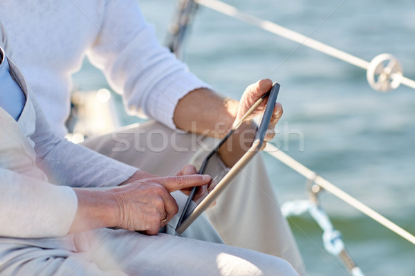 Idős pár táblagép vitorla csónak jacht vitorlázik Stock fotó © dolgachov