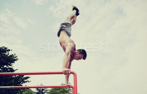 Stockfoto: Jonge · man · parallel · bars · buitenshuis · fitness