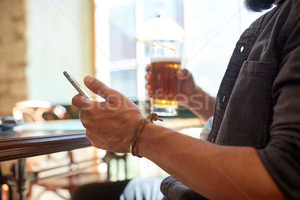 Сток-фото: человека · смартфон · пива · Паб · люди