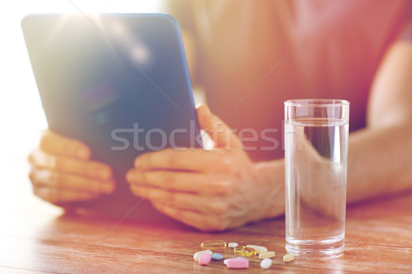 Mâini pastile apă medicină Imagine de stoc © dolgachov