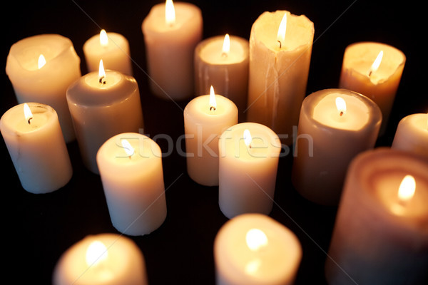 Kaarsen brandend duisternis zwarte rouw vlam Stockfoto © dolgachov