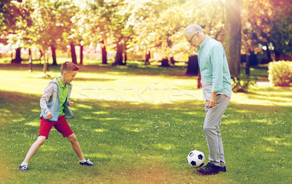 Stockfoto: Oude · man · jongen · spelen · voetbal · zomer · park