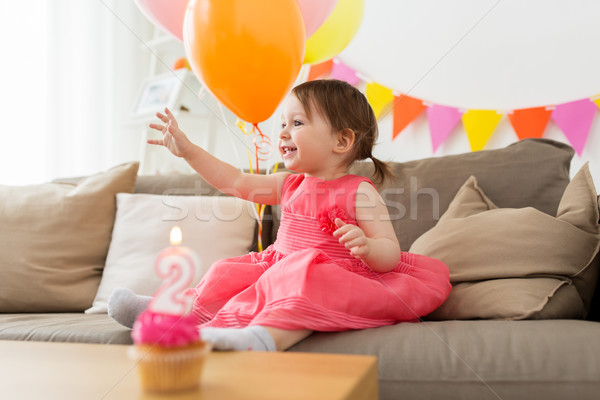 Stock fotó: Boldog · kislány · születésnapi · buli · otthon · gyermekkor · emberek