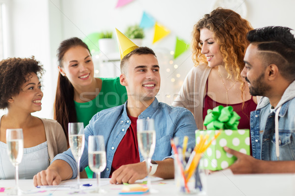 Csapat üdvözlet kolléga iroda születésnapi buli vállalati Stock fotó © dolgachov