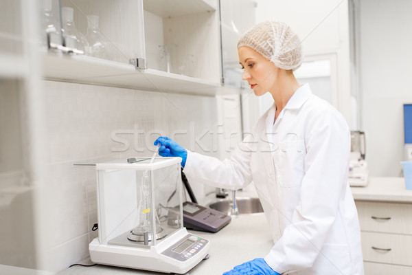 Stok fotoğraf: Kadın · asit · ölçek · laboratuvar · bilim · kimya