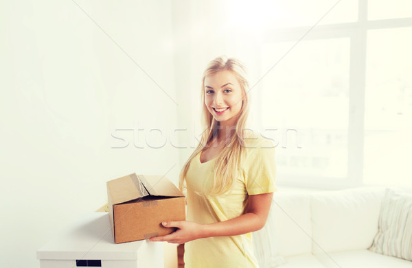 Sorridente mulher jovem casa em movimento entrega Foto stock © dolgachov