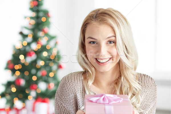Zdjęcia stock: Szczęśliwy · młoda · kobieta · szkatułce · christmas · wakacje · ludzi