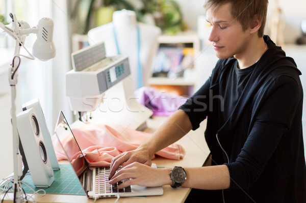 Moda estilista laptop trabalhando estúdio pessoas Foto stock © dolgachov