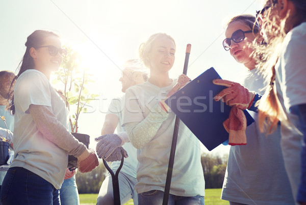 [[stock_photo]]: Groupe · bénévoles · arbre · semis · parc · bénévolat