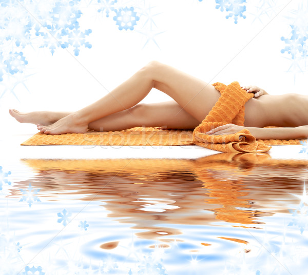 Gambe lunghe signora arancione asciugamano sabbia bianca Foto d'archivio © dolgachov