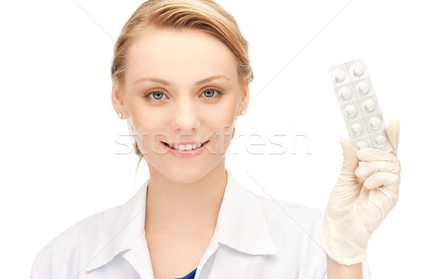 Atrakcyjna kobieta lekarza pigułki zdjęcie szczęśliwy medycznych Zdjęcia stock © dolgachov
