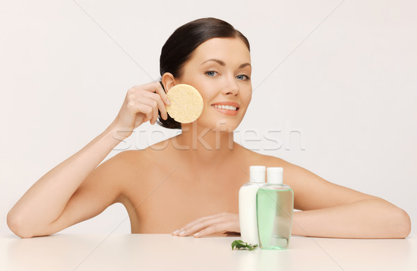 Mulher esponja quadro cosmético garrafas feliz Foto stock © dolgachov