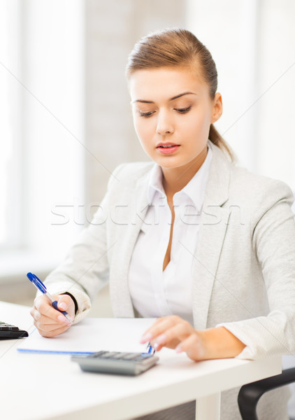 Zakenvrouw notebook calculator foto business vrouw Stockfoto © dolgachov