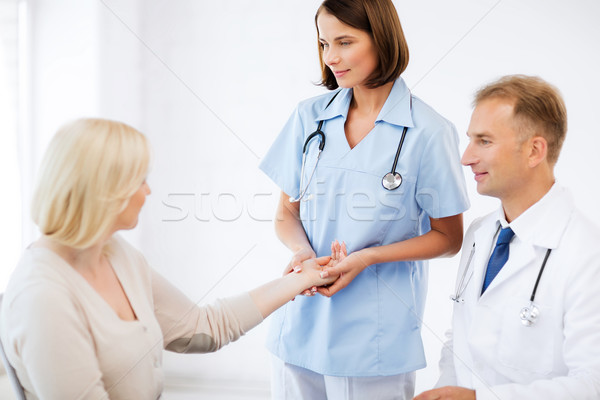 Nővér beteg mér pulzus egészségügy orvosi Stock fotó © dolgachov